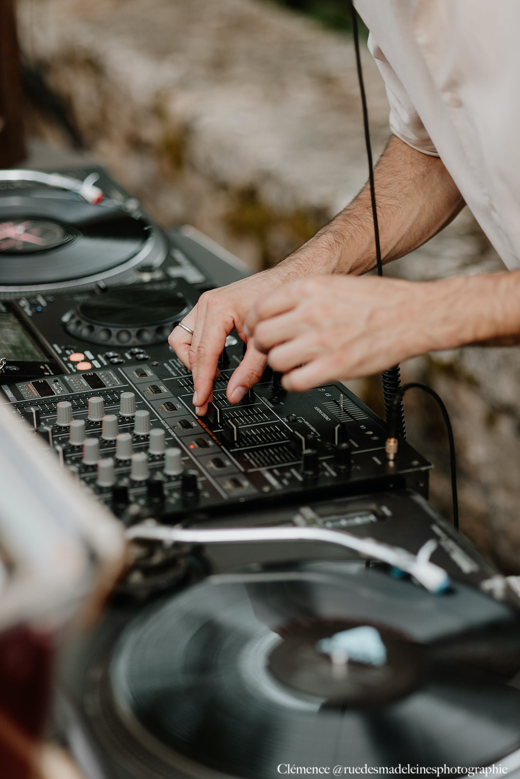 Mains de Maxence sur les platines vinyles