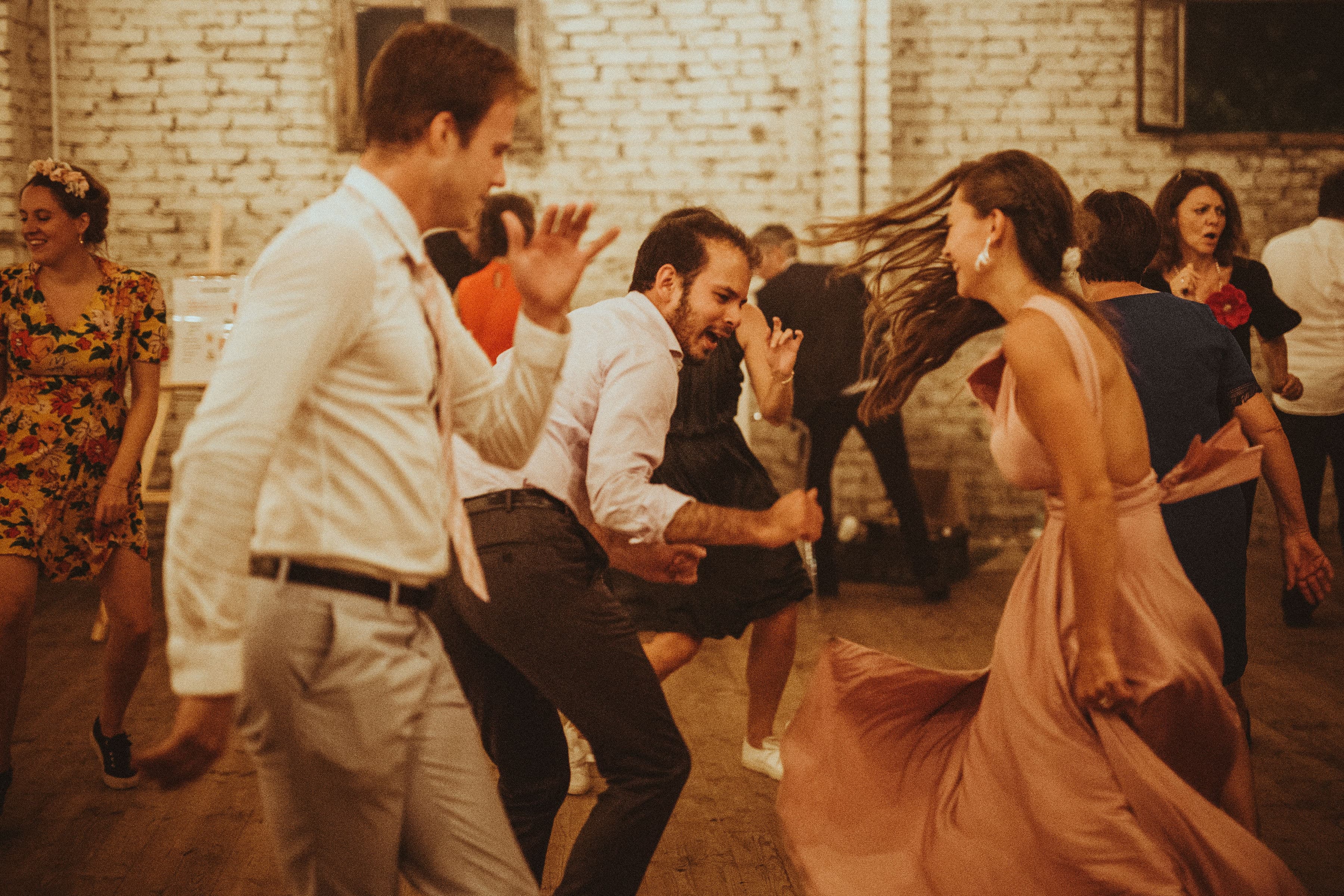 Performance DJ sur vinyles pour votre mariage dans le Lot et ailleurs.