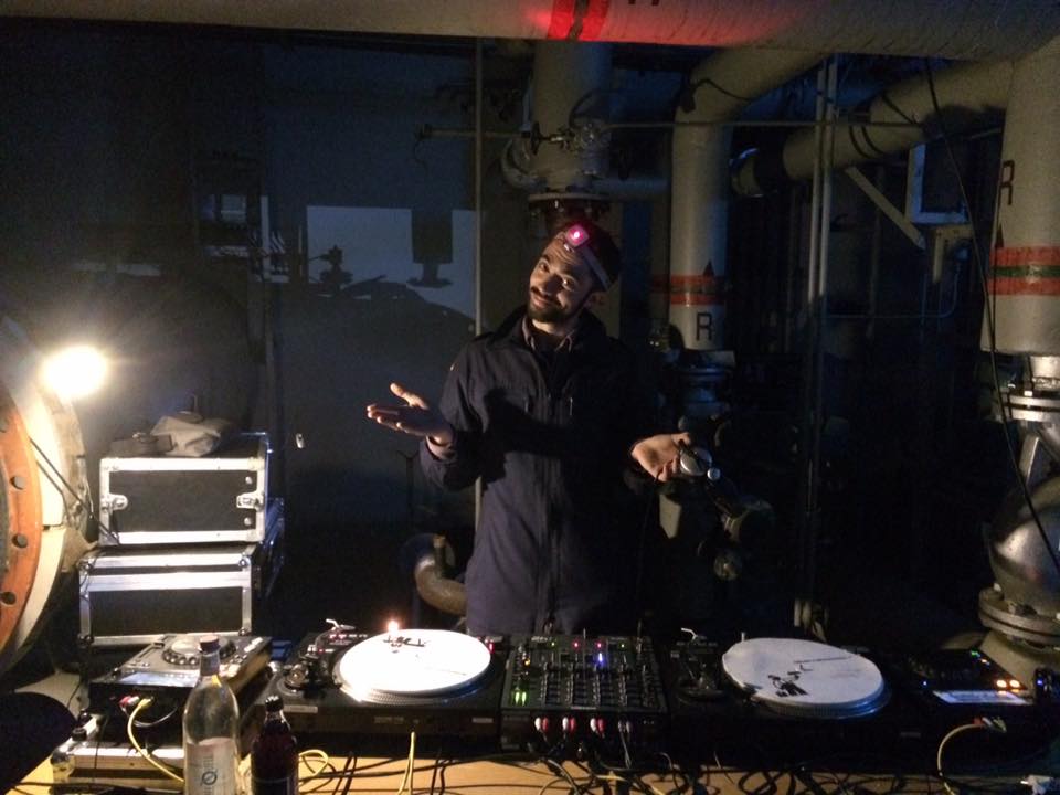 DJ for you wedding in the Lot and Occitanie and France mixing on vinyls.