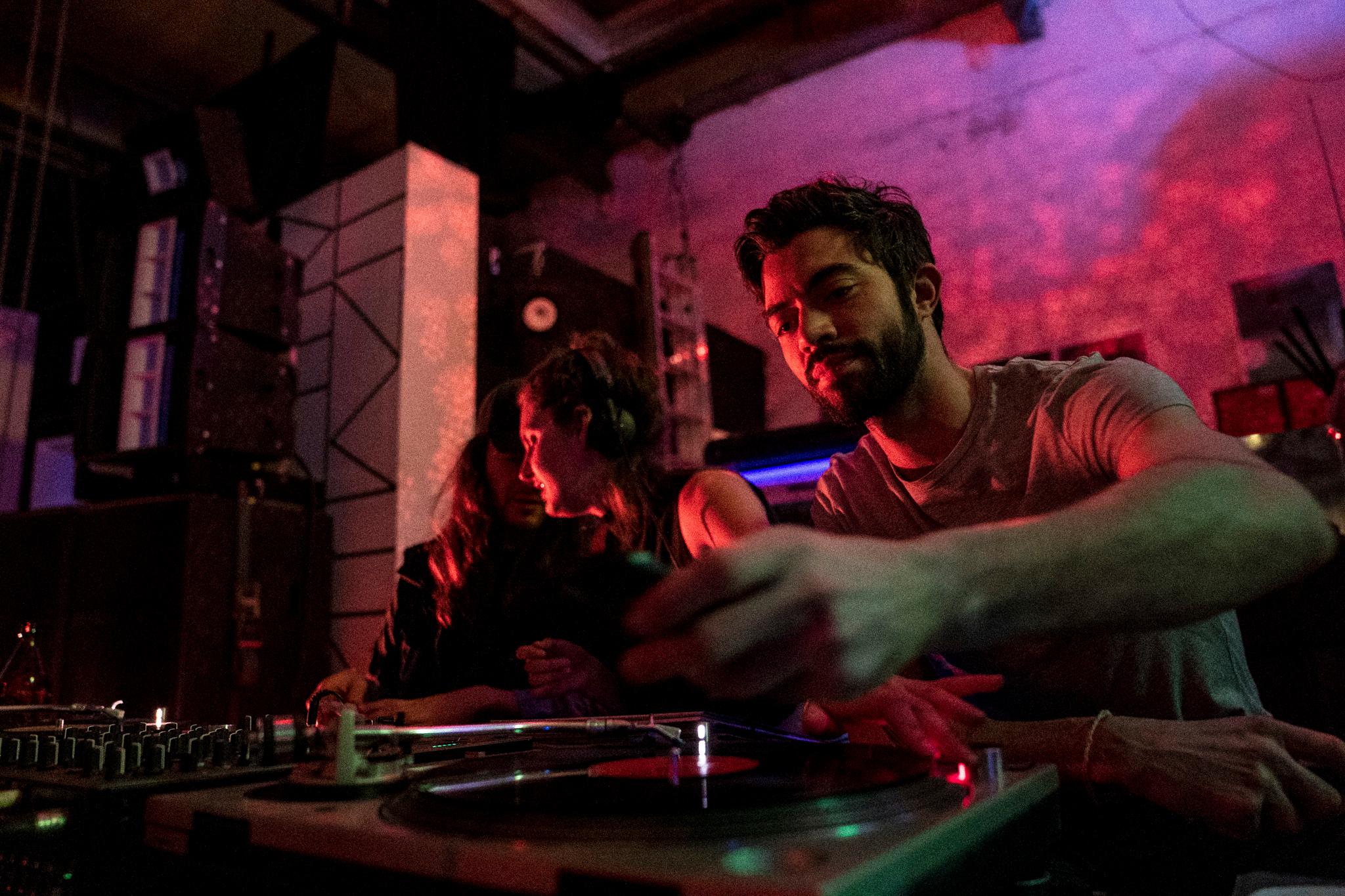 DJ jouant sur vinyles pour mariages et autres évènements.