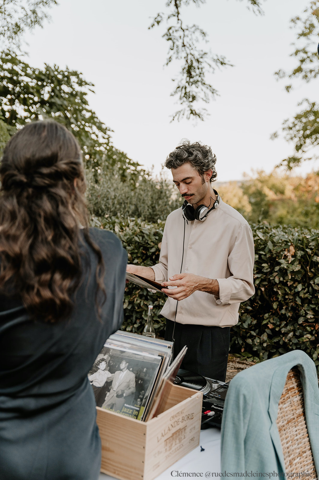 Une invitée choisit un disque dans le bar à vinyles