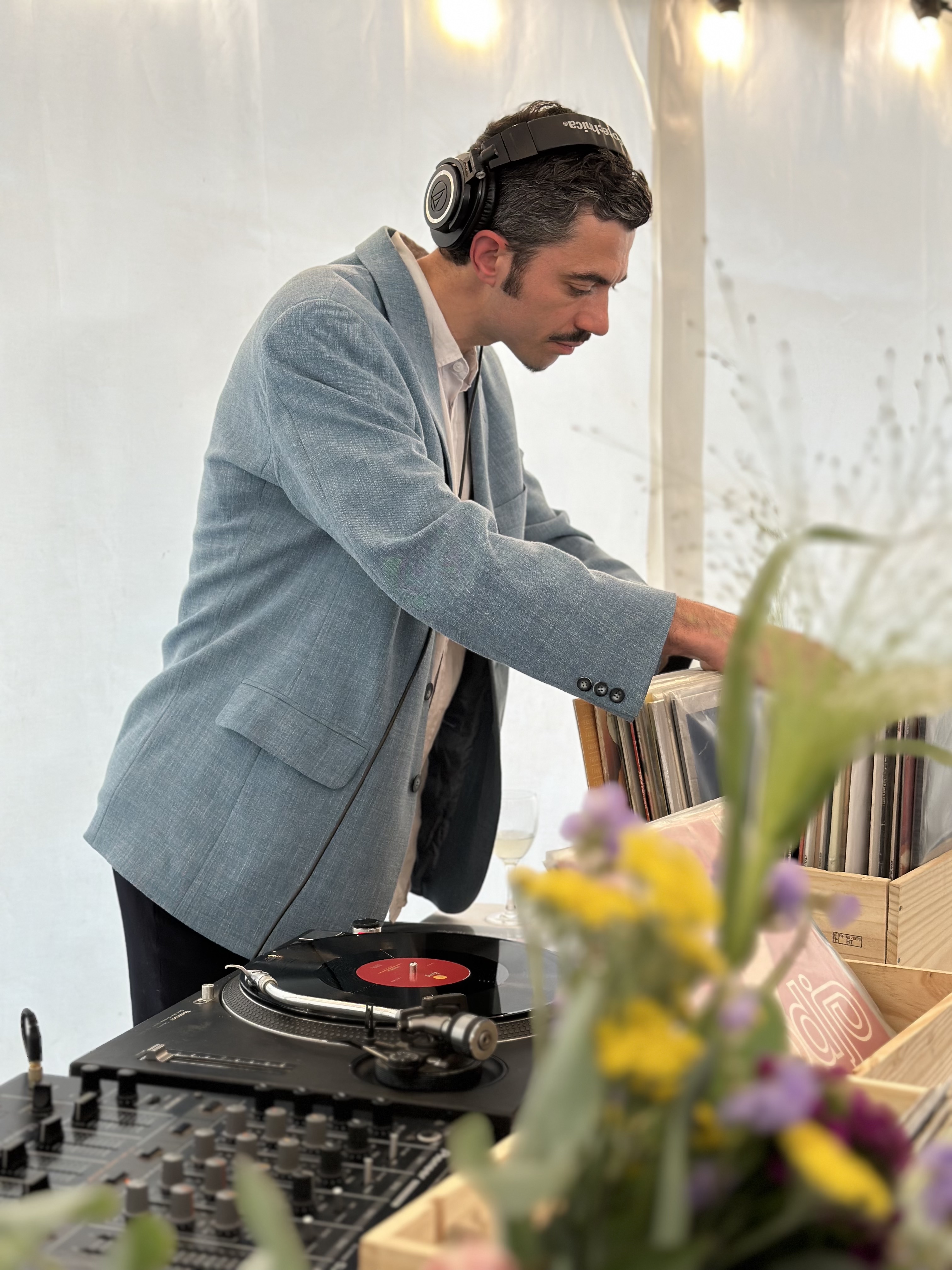 Maxence choisit un vinyle pendant un mariage