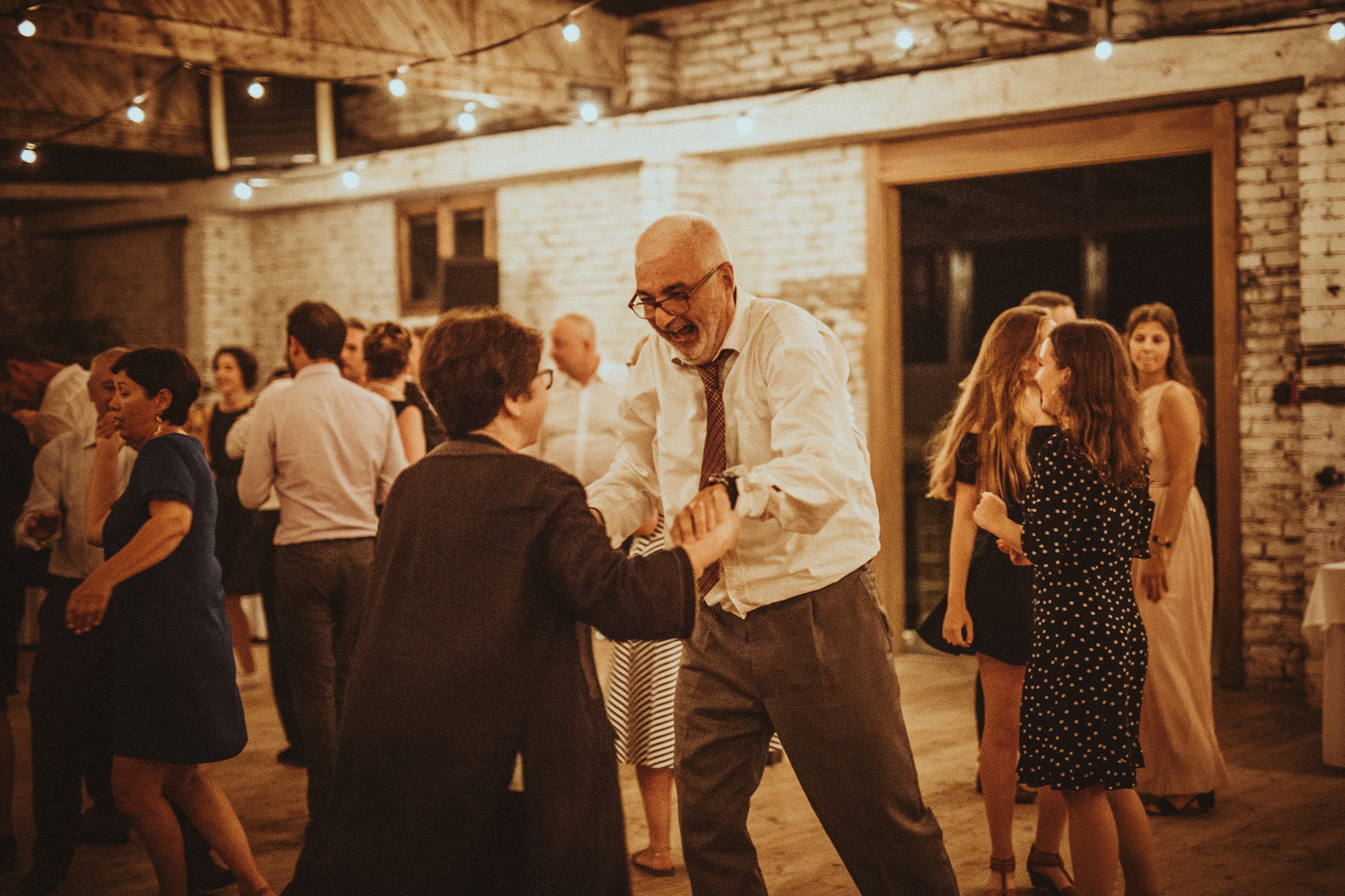 DJ mixing on vinyls for your wedding and other events in France and Occitanie.